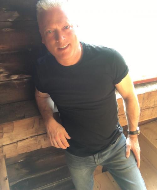 33CC1293-62FC-40A6-945A-68A1A4A10F1E