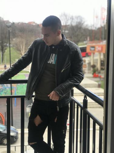 85D27341-F80B-4FE1-B695-4DEFE3916D18