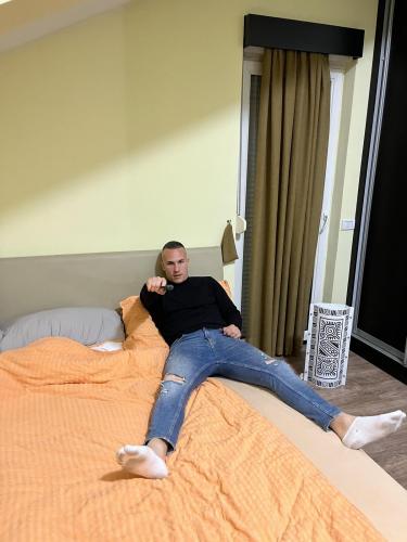 AEEEDFB0-0606-4569-8BA7-2A6B817A45B0