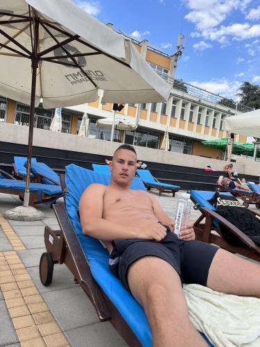 E4B56A9F-6EC8-4235-88F5-9D2236E3D27A