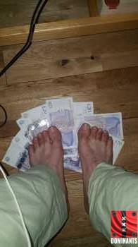 20quid under my feet