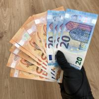 Cash_into_gloves